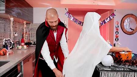 Хэллоуинская вечеринка закончилась сексом втроем с двумя красотками