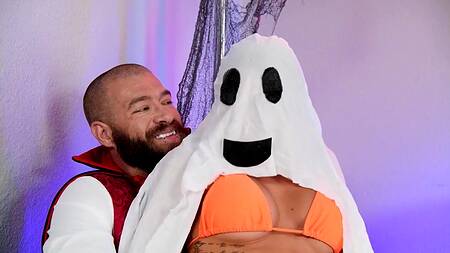 Хэллоуинская вечеринка закончилась сексом втроем с двумя красотками