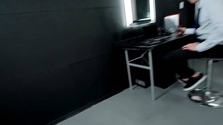 Зрелая воровка соблазняет охранника магазина и менеджера заодно