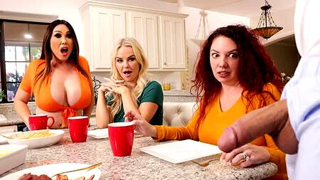 Три сочные подруги живут вместе и делят одного любовника