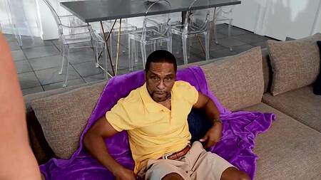 Девушка курьер после смены развлекается с черным ухажером матери