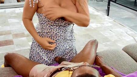 Девушка курьер после смены развлекается с черным ухажером матери