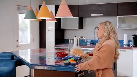 Сочная жена развлекается с двумя парнями, отдаваясь в обе дырки