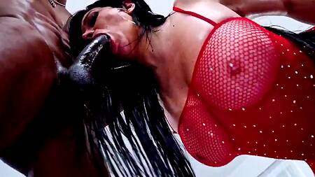 Сочная Mona Azar предпочитает анальный секс с негром