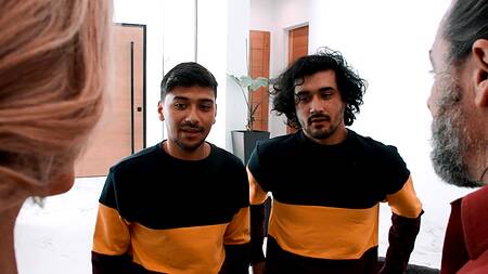 Пацаны вдвоем трахают белокурую мачеху красном платье