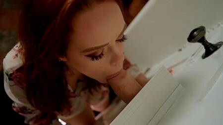 Пока муж читает письма, рыжую жену трахает почтальон