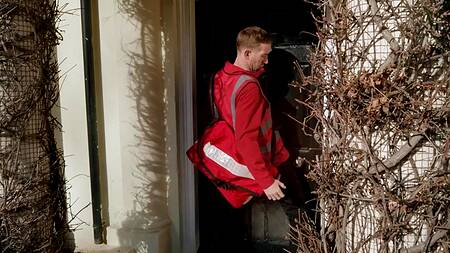 Пока муж читает письма, рыжую жену трахает почтальон