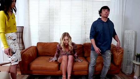 Парень может трахать девушку и её белокурую подругу