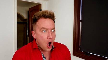 Пацан на диване трахает двух сочных телок с большими сиськами