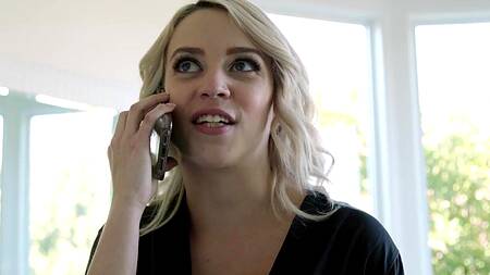 Блондинка в красном белье возбуждает бойфренда