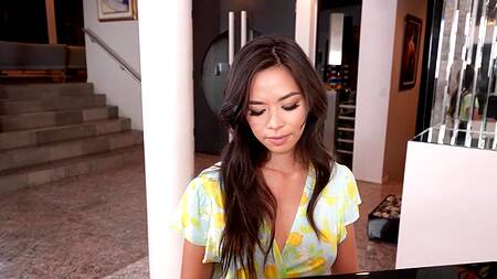 Учитель музыки трахает красотку во время игры на фортепиано