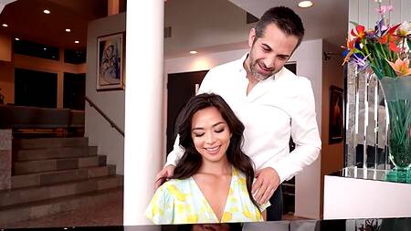 Учитель музыки трахает красотку во время игры на фортепиано