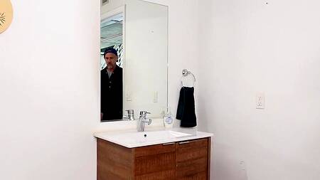 Предлагает сантехнику вместе принять душ и поебаться