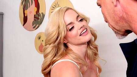 Предлагает сантехнику вместе принять душ и поебаться