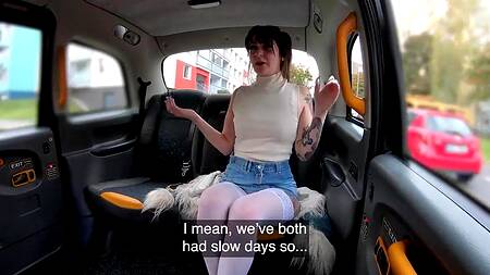 Пассажирка в розовом белье соблазняет таксиста