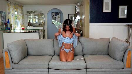 Миниатюрная фея появляется вовремя, чтобы удовлетворить парня