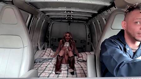 Блондинка соблазняет негра, который её подвозит в машине