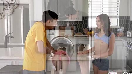 Сводная сестра прячется в чемодане, чтобы соблазнить брата