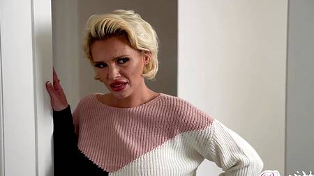 Сводная сестра прячется в чемодане, чтобы соблазнить брата