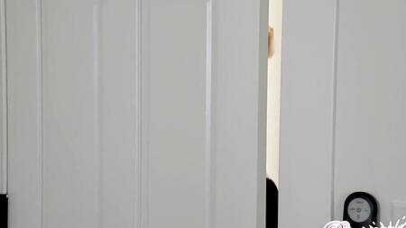 Сводная сестра прячется в чемодане, чтобы соблазнить брата