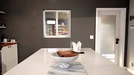 Пасынок спрятался в шкафу и подсмотрел за мастурбацией мачехи