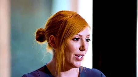 Сеанс интимного массажа закончился сексом с сочной рыжей милфой