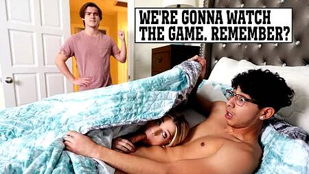 Парень не против, что друг трахает его девушку, он хочет МЖМ