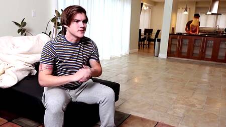 Парень не против, что друг трахает его девушку, он хочет МЖМ