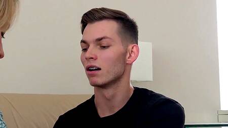 Молодая мачеха очень хочет заняться сексом