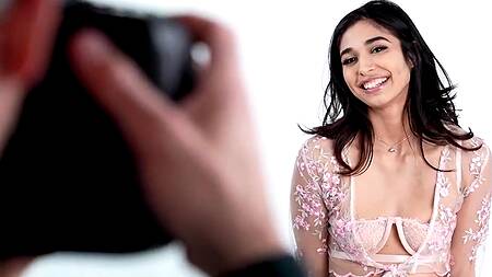 Начинающая модель увлеклась и совратила фотографа