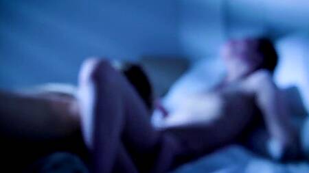 Практикующие лесбийский секс подруги приглашают мужчину