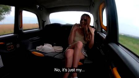 Рыжая пассажирка показывает трусики и соблазняет таксиста