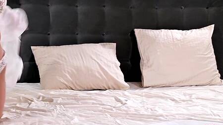 Красотка после анальной мастурбации признается, что ей хочется в попу