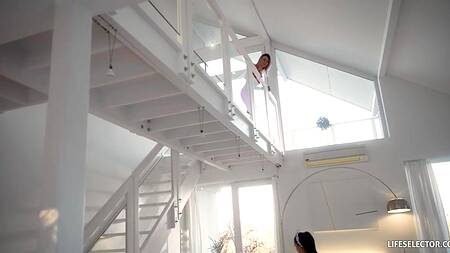 Жена делает минет и хочет, чтобы новая домработница присоединилась