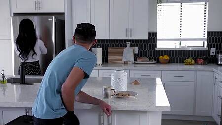 Пасынок дрочит на мачеху на кухне и трахает её в спальне