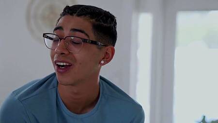 Пасынок дрочит на мачеху на кухне и трахает её в спальне