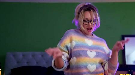 Блондинка с помощью танцев соблазняет любимого