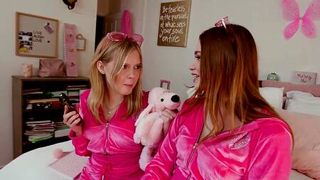 Милым сестричкам хочется на большой член сводного брата