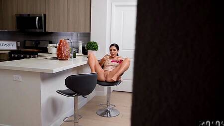 Телка засунула дилдо в попку и друг это увидел