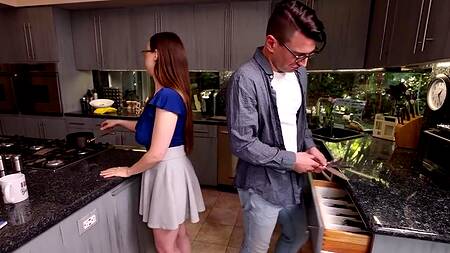 Парень трахает скоромную девушку с волосатой пиздой и её мачеху