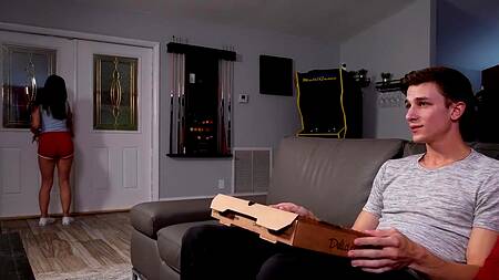 Вырезал дырку в коробке и просунул туда член, чтобы соблазнить сестру