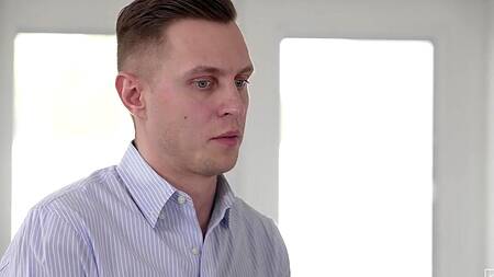 Белокурая подруга флиртует на кухне, желая заняться сексом