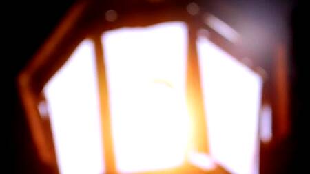 Смотрит порно в домашнем кинотеатре и жестко трахает красотку в анус