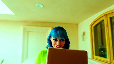 Трахнул синеволосую Jewelz Blu в очках виртуальной реальности