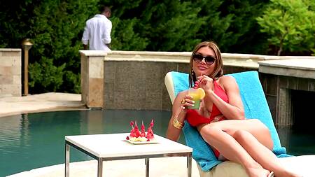 Шикарную милфу в купальнике ебут негры в обе дырки