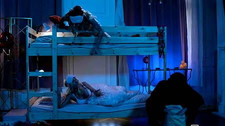 Вор не смог ничего украсть, но трахнул в попки двух красавиц