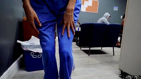 Миниатюрная азиатка трахается в офисе пока никто не видит