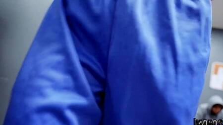 Миниатюрная азиатка трахается в офисе пока никто не видит