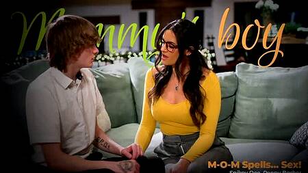 Мачеха в очках помогает пасынку насладиться сексом