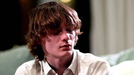 Мачеха в очках помогает пасынку насладиться сексом